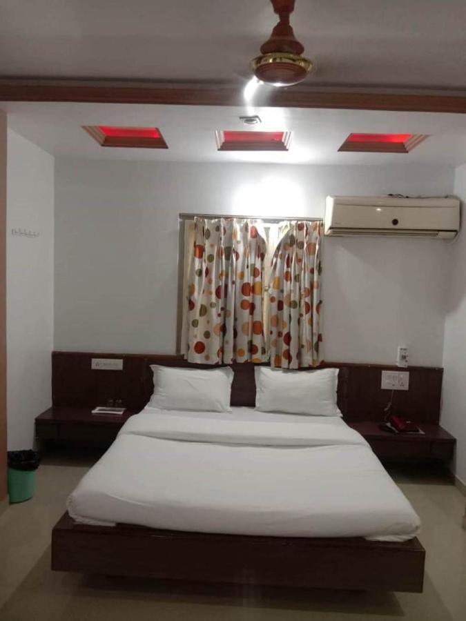 Hotel Rajdhani Hālol 외부 사진